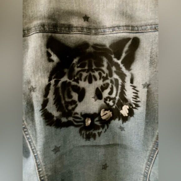 Jean jacket with stars and tiger face - Picture 2 of 14